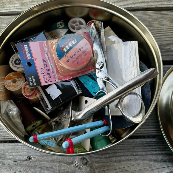 Currier & Ives The Skating Pond Tin Full Of Vintage Sewing Supplies - Picture 4 of 4